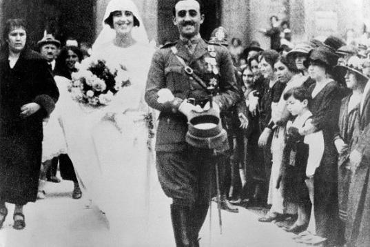 Franco se casó el 23 de  octubre de 1923 con Carmen Polo, a pesar de que la familia de ella  no veía con buenos ojos el noviazgo  ya que consideraban a Franco "poca cosa".