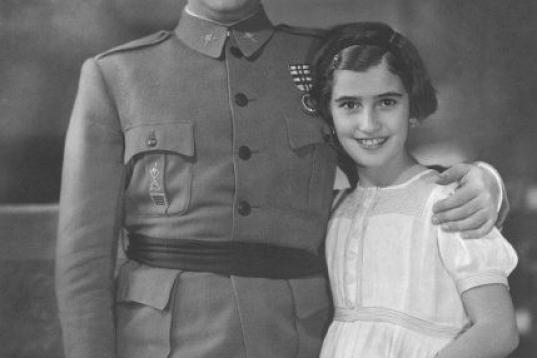  Tuvo una hija, María Del Carmen, duquesa de Franco.