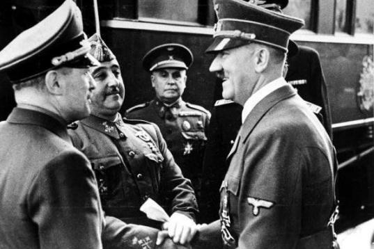 La entrevista de Hendaya en 1940 entre Hitler y Franco no consiguió un compromiso de éste para entrar en la guerra. 

Pero colaboró encubiertamente enviando tropas, supuestamente formadas por voluntarios, para apoyar la...