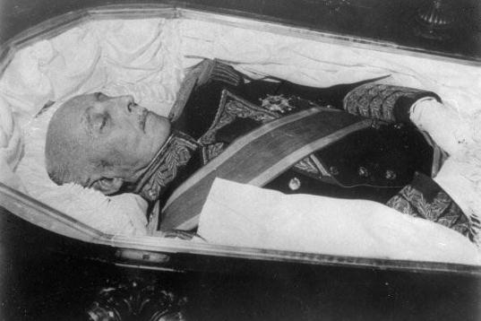 Franco murió  el 20 de Noviembre de 1975 de forma lenta y dolorosa. 