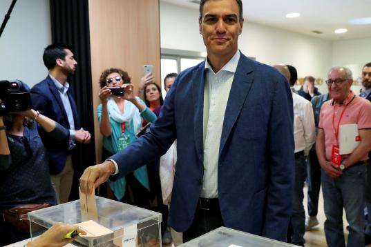 El presidente del gobierno Pedro Sánchez, vota esta mañana en un colegio de la localidad madrileña de Pozuelo de Alarcón. 