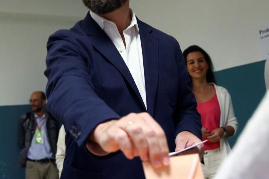 El economista de Vox Iván Espinosa de los Monteros, ha ejercido su derecho al voto en el Colegio San Agustín de Madrid