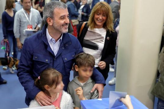 El candidato del PSC a la alcaldía de Barcelona, Jaume Collboni, acompañado por sus sobrinos