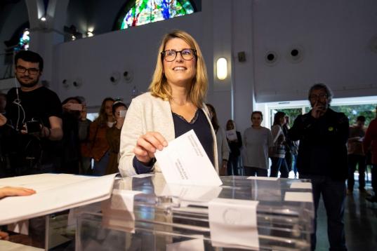 La número dos de JxCat al Ayuntamiento de Barcelona, Elsa Artadi, vota en el Centro Cívico Pere Pruna de Barcelona