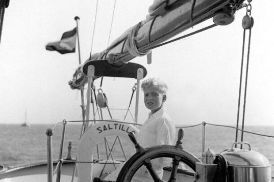 En esta imagen se le puede ver durante una excursión en el barco 'Saltillo', el 28 de agosto de 1949.