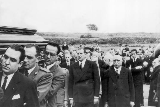 El funeral de su hermano, Alfonso de Borbón, enterrado el 31 de marzo de 1956 en el cementerio de Cascaes (Portugal). Murió por un disparo accidental cuando ambos jugaban con un arma. 