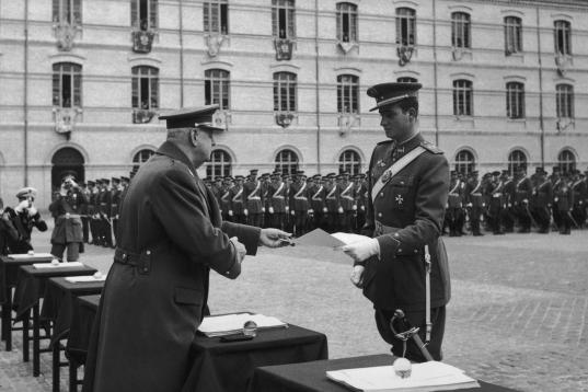 El general Barroso le entrega su diploma en la Academia Militar en 1959. 