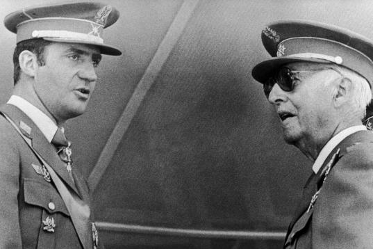 Fue Franco quien le designó como su sucesor. En esta foto están juntos en una ceremonia militar en 1972.