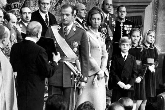 Fue proclamado rey como Juan Carlos I de España el 22 de noviembre de 1975.