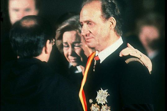Los reyes Juan Carlos y Sofía, lloran durante el acto de entrega de los restos mortales del padre del rey, don Juan de Borbón el 3 de abril de 1993. 