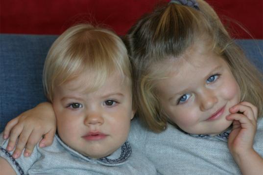 Con su hermana Sofía en las navidades de 2008