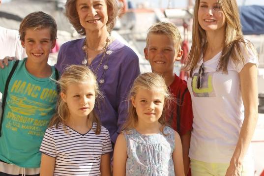 Con Letizia, la reina, su hermana y sus primos Pablo y Miguel, en verano de 2013 en Mallorca