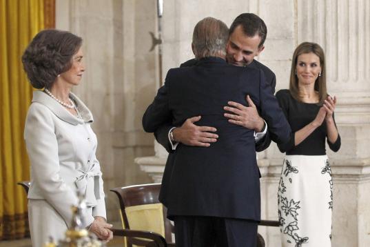 Tras hacer efectiva la abdicación, el rey Juan Carlos abraza a su hijo Felipe, en Madrid en junio de 2014. 