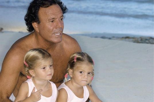 Julio con sus hijas Victoria y Cristina.