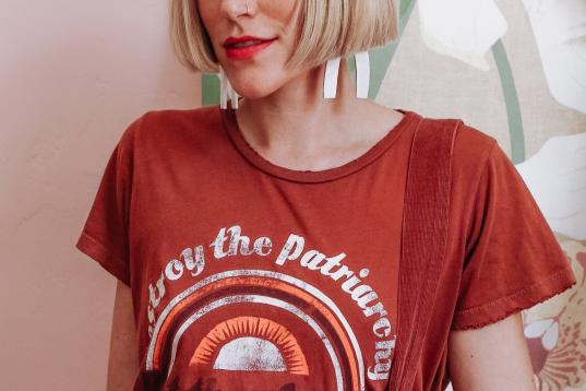 La marca DAZEY LA apuesta por la producción sostenible y buenos tejidos. Con camisetas como esta aprovechan para dejar clara su filosofía: destruye el patriarcado, no el planeta. Puedes comprarla en su web por 48 dólares.