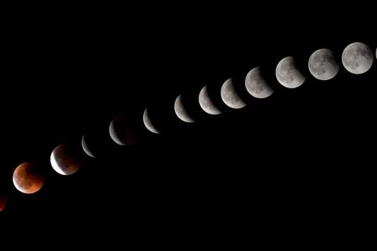 Combinación de 14 fotos que muestran las distintas fases del eclipse total