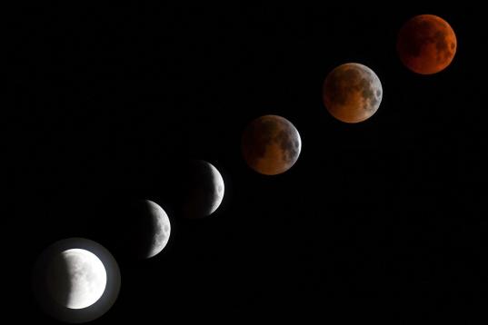 Combinación de seis fotos del eclipse total de Luna.
