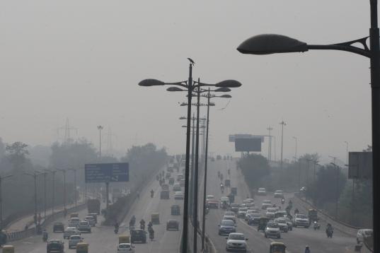 NEW DELHI, INDIA- NOVEMBER 23: Smog engulfs the sky, many areas in the Delhi-National Capital Region recorded air quality in the very poor pollutant in New Delhi. (Photo by Qamar Sibtain /India Today Group/Getty Images)