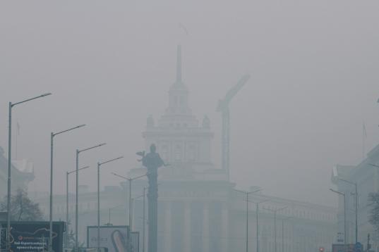 This picture taken on December 3, 2018 shows the parliament building surrounded by  the smog covering Sofia as air pollution reaches "very unhealthy" level. (Photo by Dimitar DILKOFF / AFP)        (Photo credit should read DIMITAR DILKOFF/AFP vi...