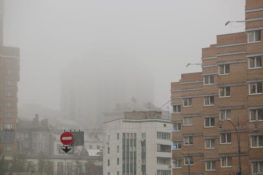 Downtown Kyiv, Ukraine, October 25, 2019. The city's authorities persuade residents of clean air and misty weather, while the Air Quality Index (for particles PM 2.5) exceeds the norm 3-4 times in different parts of Kyiv. (Photo by Sergii Kharch...