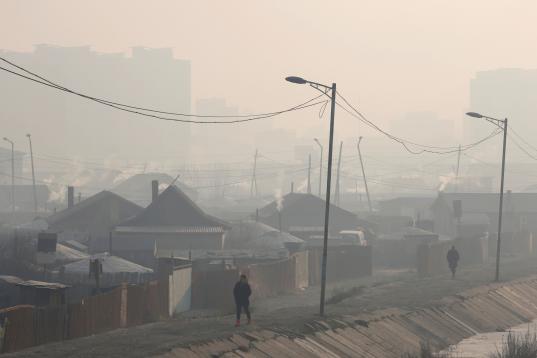People walk amid smog in Sukhbaatar district of Ulaanbaatar, Mongolia January 31, 2019. Picture taken January 31, 2019. REUTERS/B. Rentsendorj