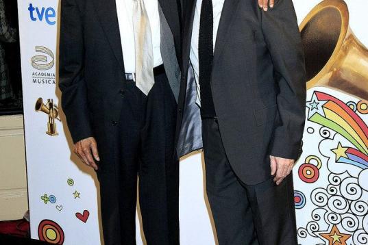 El músico Bebo Valdés junto al director de cine Fernando Trueba, durante la XIV Edición de los Premios de la Música, en 2010. 