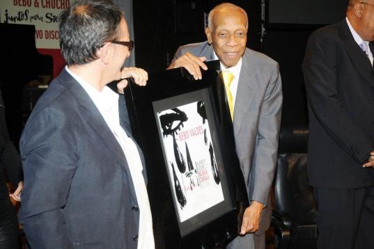 El artista recibe, en su 90 cumpleaños, la placa conmemorativa por el millón de discos vendidos de Lágrimas Negras, en 2008.