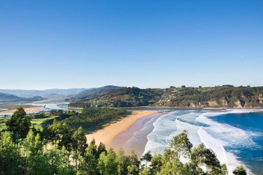 Rodiles es una de las playas más extensas de Asturias, con casi un kilómetro de longitud. Tiene una extensa zona arbolada de pinos y un paseo  marítimo de madera. Luce bandera azul y es una de las playas más conc...