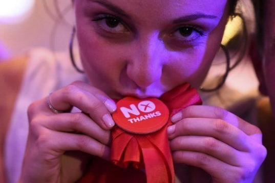 Una partidaria de la campaña del 'No' besa una chapa tras conocer los resultados 