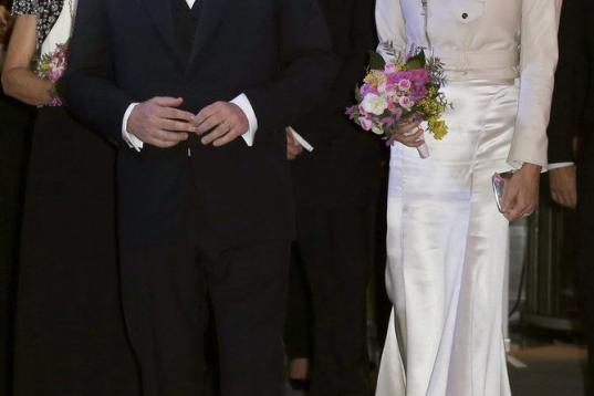 Alberto II junto a su esposa, la ex nadadora olímpica sudafricana Charlene, que acompañó su vestido de gala con esta dudosa cazadora de motorista color beige. 