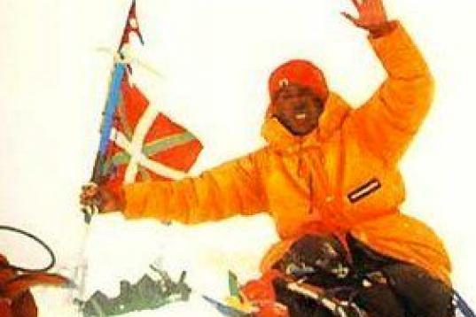 El montañero vasco se convirtió en mayo de 1980 en el primer español en alcanzar la cima del Everest. Dedicó su hazaña a la Euskadi "abertzale", según informó El País.