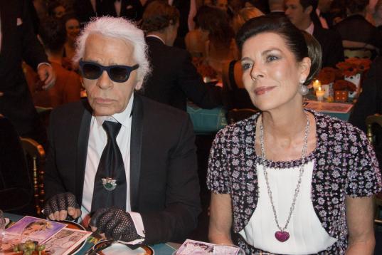 Carolina durante el banquete junto a Karl Lagerfeld, director del baile. 