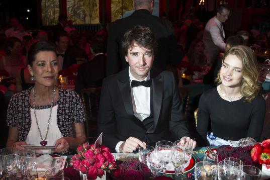 Si a la derecha Carolina tenía a Lagerfeld, a su izquierda se sentó  el multimillonario francés Antoine Arnault, director general de la marca Louis Vuitton y administrador del grupo LVMH. Junto a él, su esposa, la actriz y modelo rusa Natali...