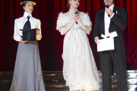 En el escenario, la modelo Cara Delevingne y el presentador francés Stephane Bern amenizan la gala. 
