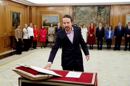 El nuevo vicepresidente de Derechos Sociales y Agenda 2030, Pablo Iglesias jura su cargo durante la jura de ministros del nuevo gobierno en un acto celebrado en el Palacio de Zarzuela en Madrid este lunes 13 de enero de 2020