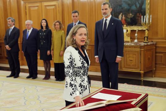La nueva vicepresidenta de Asuntos Económicos y Transformación Digital, Nadia Calviño jura su cargo durante la jura de ministros del nuevo gobierno en un acto celebrado en el Palacio de Zarzuela en Madrid este lunes 13 de enero de 2020.