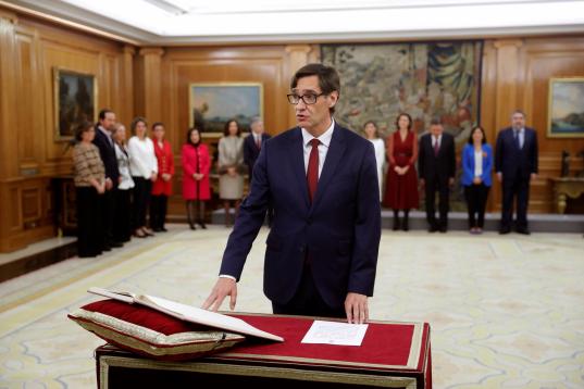 El nuevo ministro de Sanidad, Salvador Illa jura su cargo durante un acto celebrado en el Palacio de Zarzuela en Madrid este lunes 13 de enero de 2020. 