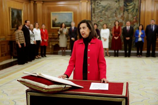La ministra de Defensa, Margarita Robles jura su cargo durante un acto celebrado en el Palacio de Zarzuela en Madrid este lunes 13 de enero de 2020. 