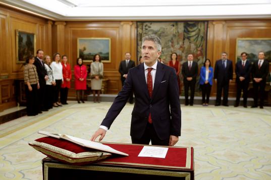 El ministro del Interior, Fernando Grande-Marlaska, jura o promete su cargo ante el rey durante el acto de toma de posesión del nuevo gobierno, este lunes en el Palacio de la Zarzuela.