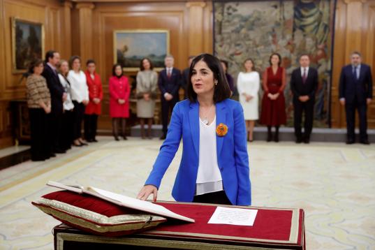La nueva ministra de Política Territorial y Función Pública, Carolina Darias, jura o promete su cargo ante el rey durante el acto de toma de posesión del nuevo gobierno, este lunes en el Palacio de la Zarzuela. 