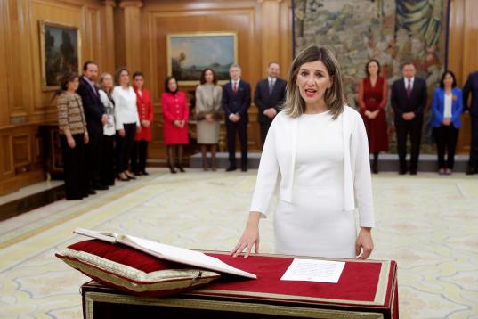 La nueva ministra de Trabajo, Yolanda Díaz, jura o promete su cargo ante el rey durante el acto de toma de posesión del nuevo gobierno, este lunes en el Palacio de la Zarzuela.
