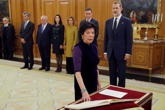 La nueva ministra de Educación y Formación Profesional, Isabel Celaá jura su cargo durante un acto celebrado en el Palacio de Zarzuela en Madrid este lunes 13 de enero de 2020.