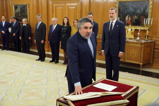El nuevo ministro de Cultura y Deporte, José Manuel Rodríguez Uribes, jura o promete su cargo ante el rey durante el acto de toma de posesión del nuevo gobierno, este lunes en el Palacio de la Zarzuela. 