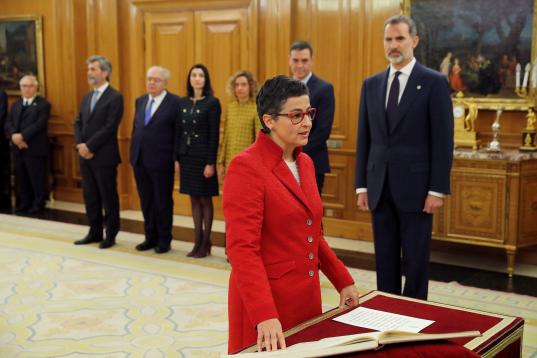 La nueva ministra de Asuntos Exteriores, Unión Europea y Cooperación, Arancha González Laya,promete su cargo ante el rey durante el acto de toma de posesión del nuevo gobierno, este lunes en el Palacio de la Zarzuela.