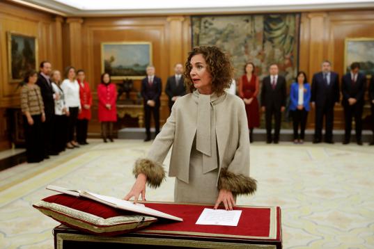 La ministra de Defensa, Margarita Robles jura su cargo durante un acto celebrado en el Palacio de Zarzuela en Madrid este lunes 13 de enero de 2020. 