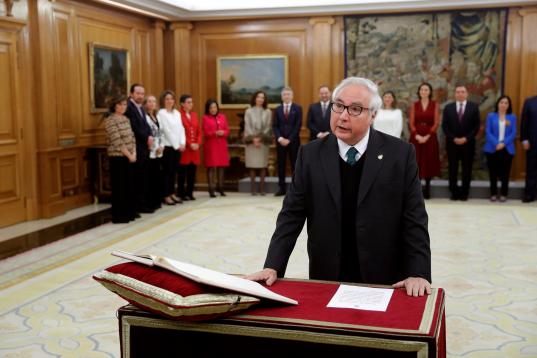 El nuevo ministro de Universidades, Manuel Castells, jura o promete su cargo en un acto celebrado en el Palacio de Zarzuela en Madrid este lunes 13 de enero de 2020.