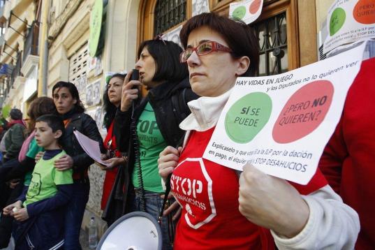 La delegada del Gobierno en Madrid, Cristina Cifuentes ha acusado a la Plataforma de Afectados por la Hipoteca (PAH) de apoyar a grupos proetarras. 