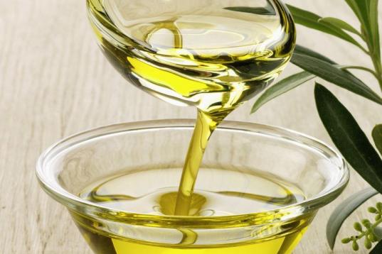 De eso nada. El aceite de oliva pasó de estar demonizado en los años 60 y 70 a ser una fuente de virtudes. Ayuda a controlar el colesterol y la arteriosclerosis, previene la oxidación de las células, ayuda a prevenir la presión arterial, es...