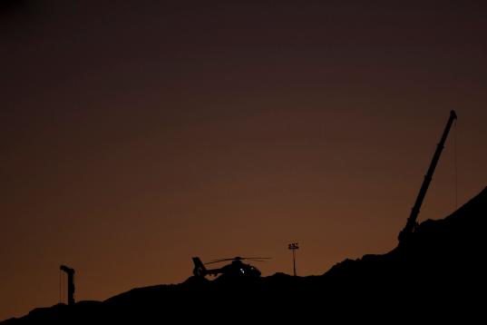 De día y de noche, los trabajos no han parado. En la imagen, el helicóptero de la Guardia Civil, en el monte donde está el pozo. 