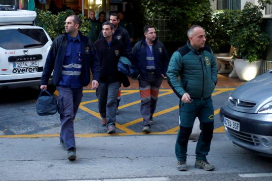 Los mineros de rescate enviados desde Asturias, a la salida de su hotel para empezar otra jornada de búsqueda. 
